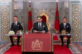 Image du Maroc Professionnelle de  Sa Majesté le Roi Mohammed VI, adresse un discours à la Nation à l'occasion de la Fête du Trône au Palais royal de Tétouan, le 29 Juillet 2019. Le souverain est accompagné de SAR le Prince Héritier Moulay El Hassan à gauche et du Prince Moulay Rachid à droite. (Photo/ SPPR) via Jalilbounhar.com
